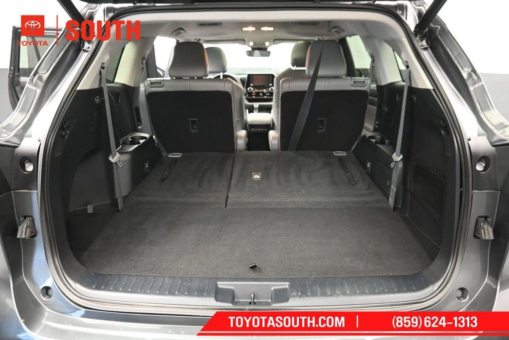 Used 2022 Toyota Highlander XLE AWD/4WD image 32