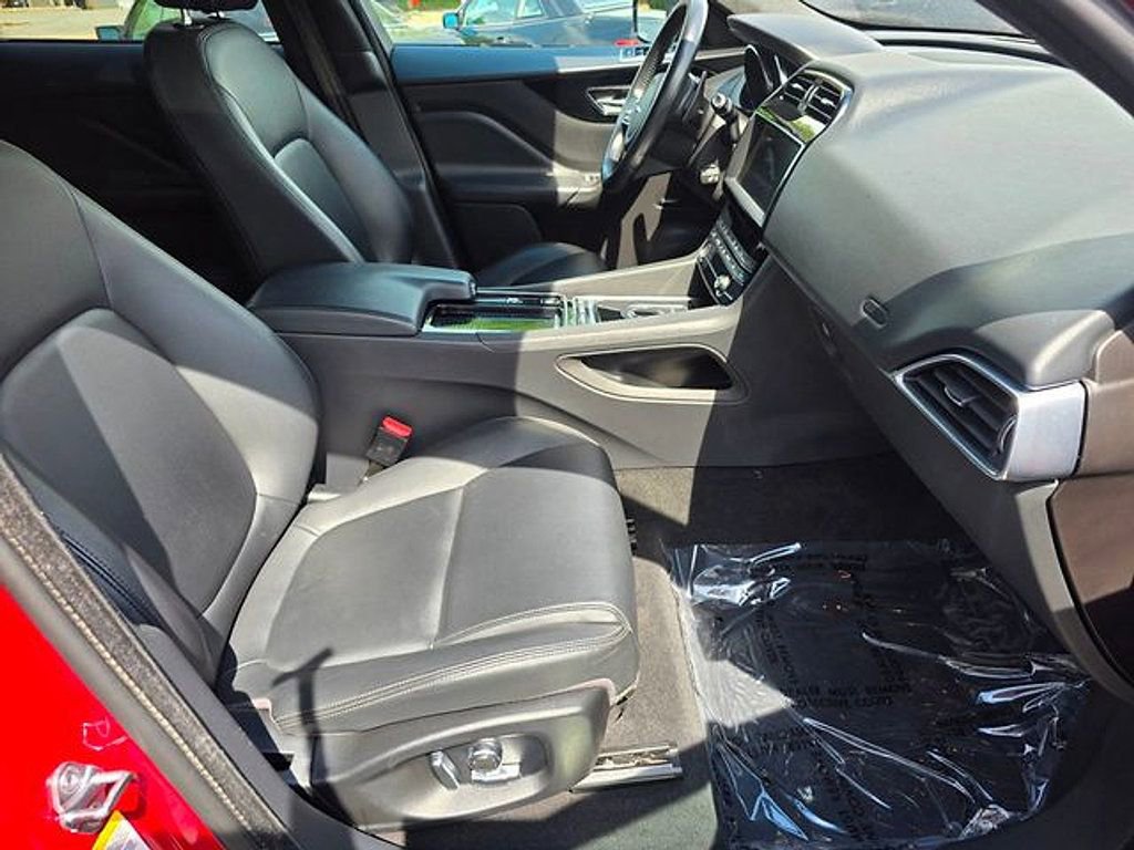 Used 2020 Jaguar F-PACE Premium image 14