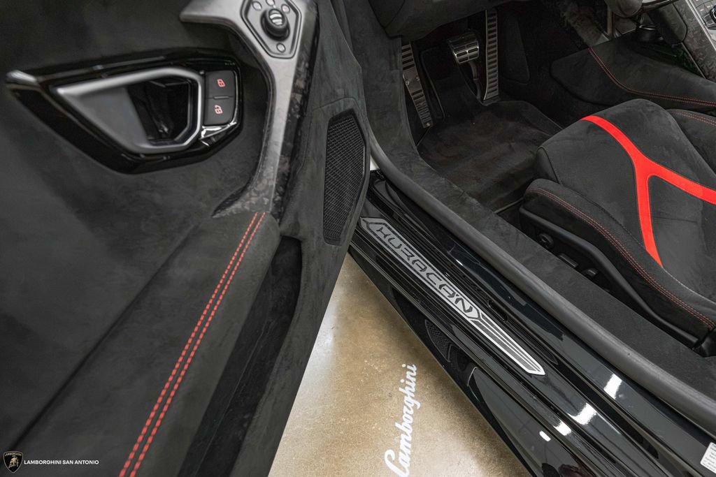 Used 2019 Lamborghini Huracan Performante AWD/4WD image 37