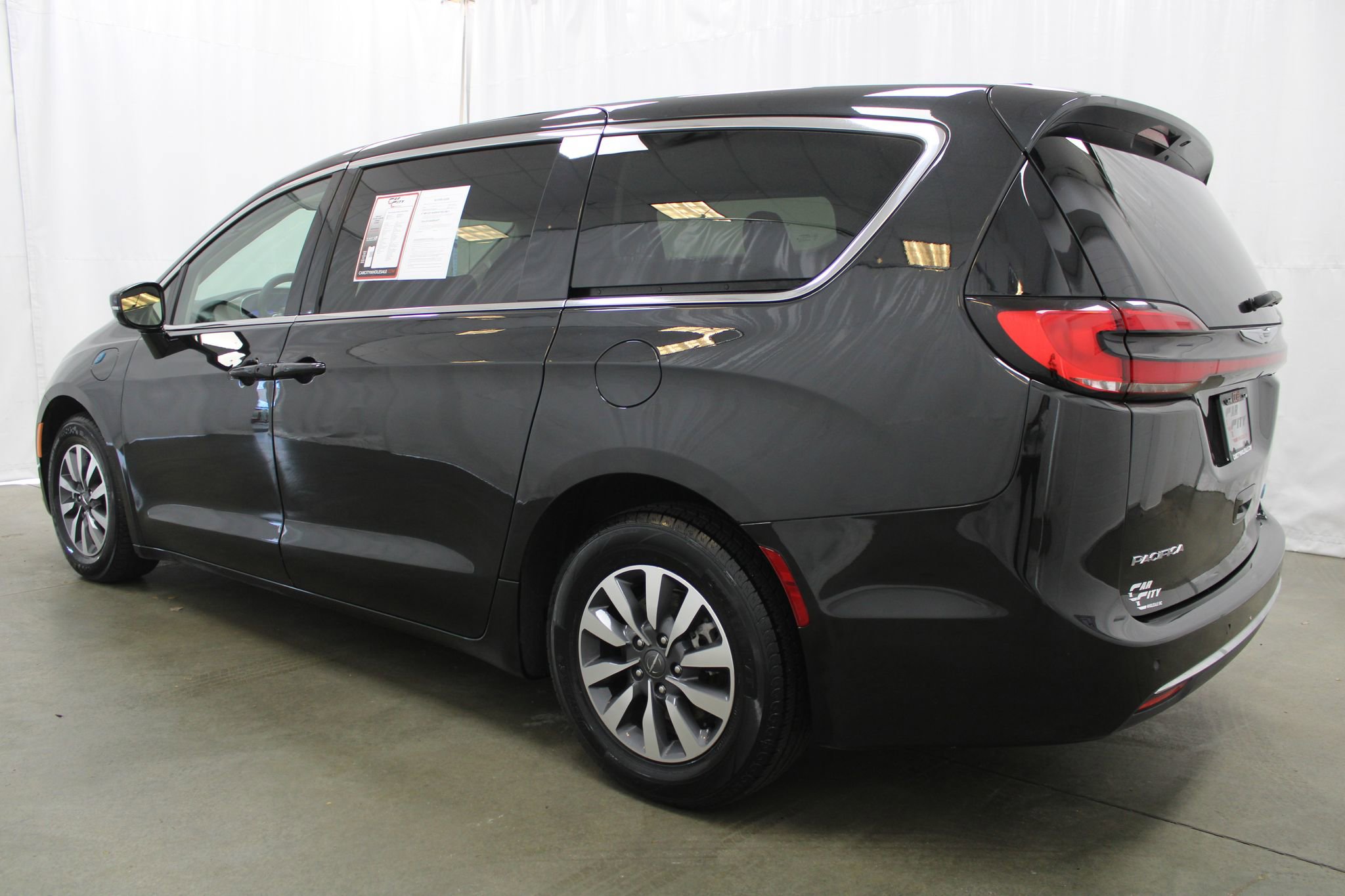 Used 2024 Chrysler Pacifica Select image 7