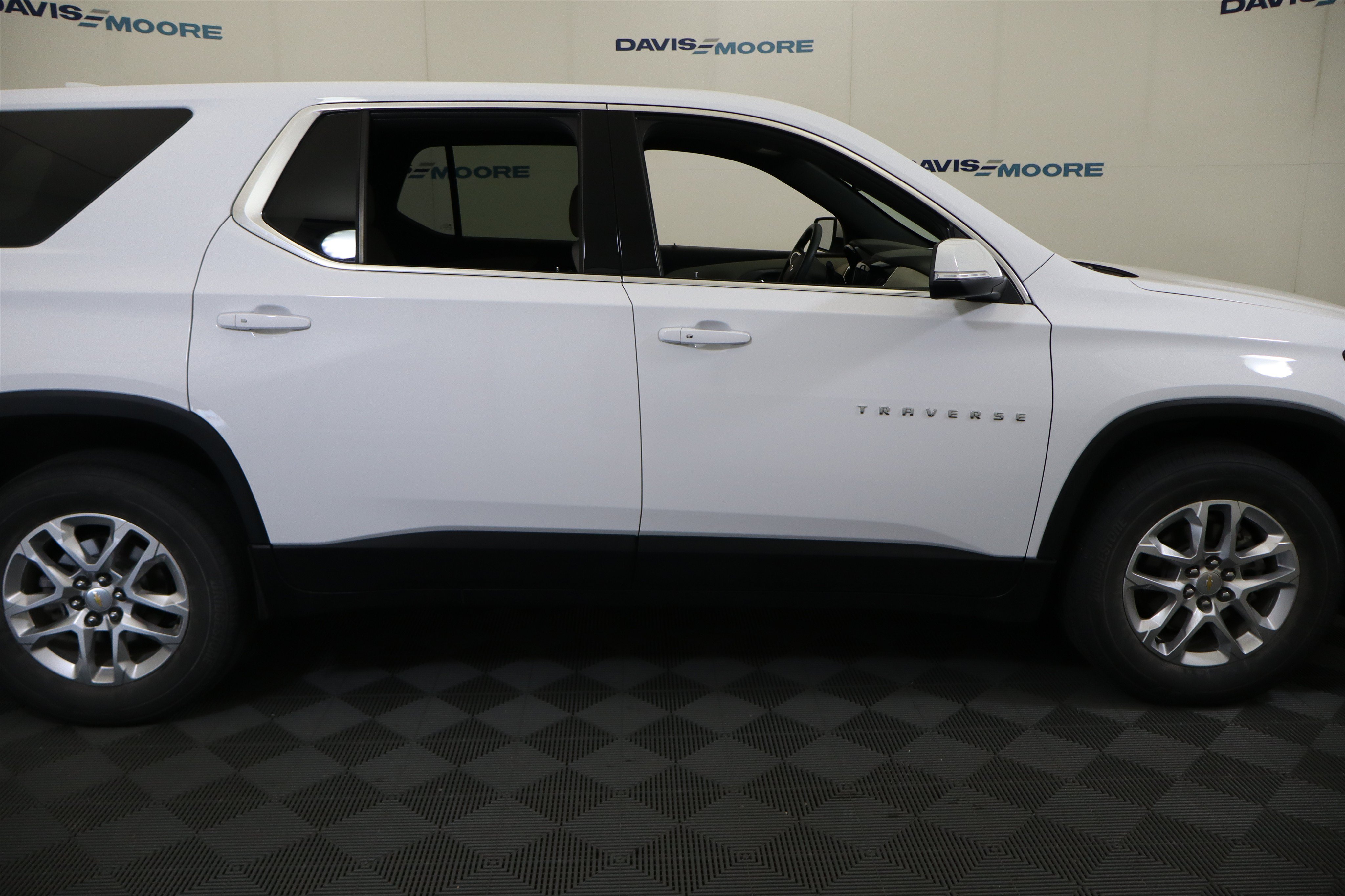 Used 2023 Chevrolet Traverse LS FWD image 5