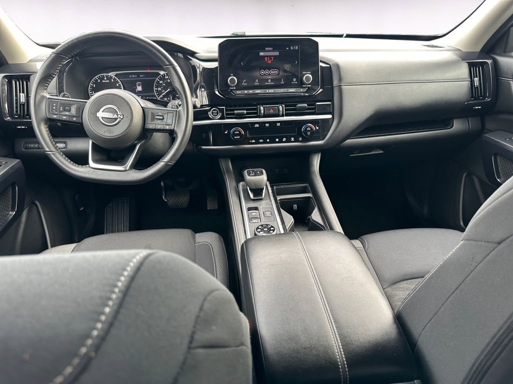 Used 2024 Nissan Pathfinder SV w/ SV Premium Package image 10