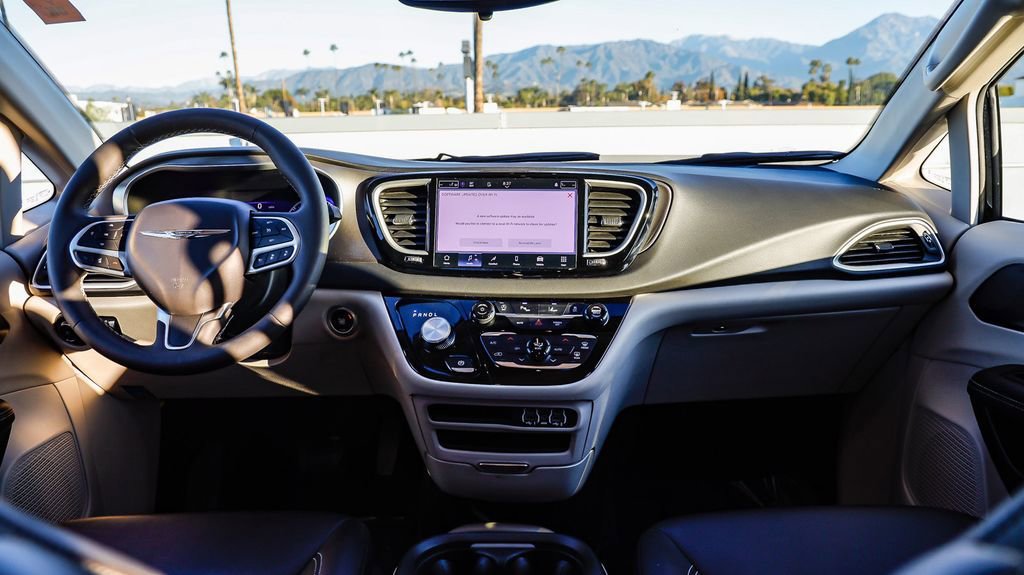 Certified 2024 Chrysler Pacifica Touring-L image 13