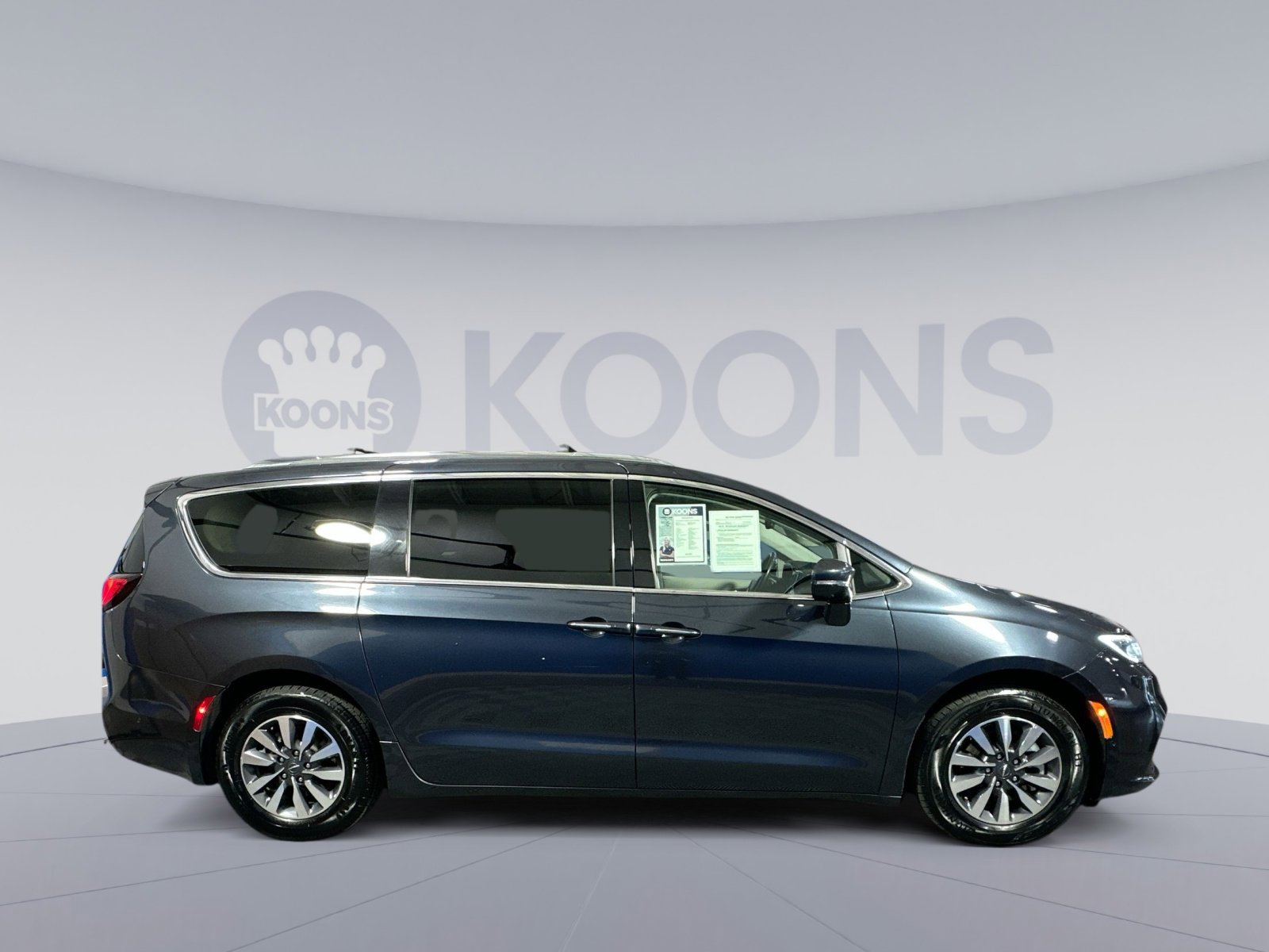 Used 2021 Chrysler Pacifica Touring-L image 8