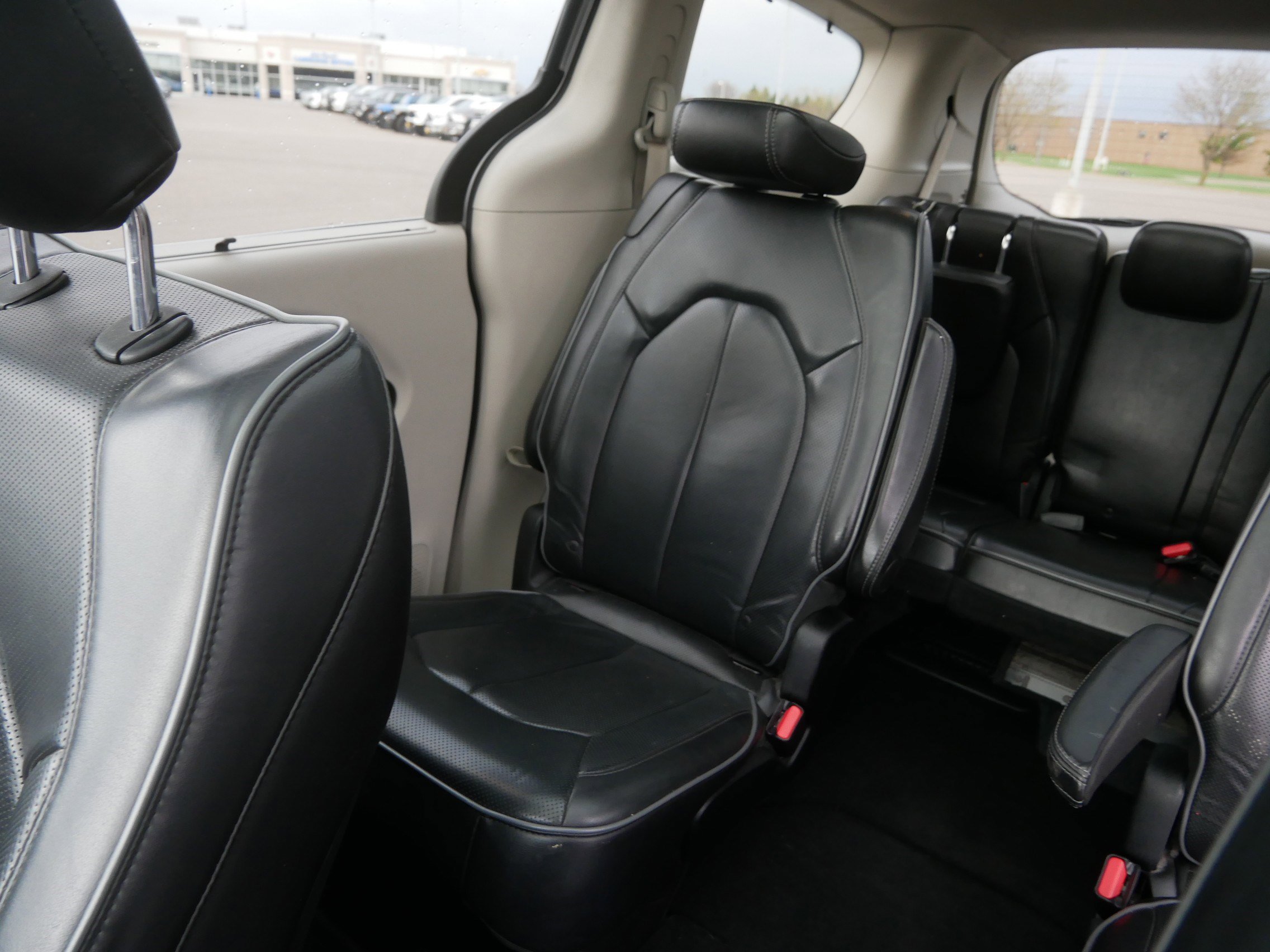 Used 2018 Chrysler Pacifica Limited FWD image 12