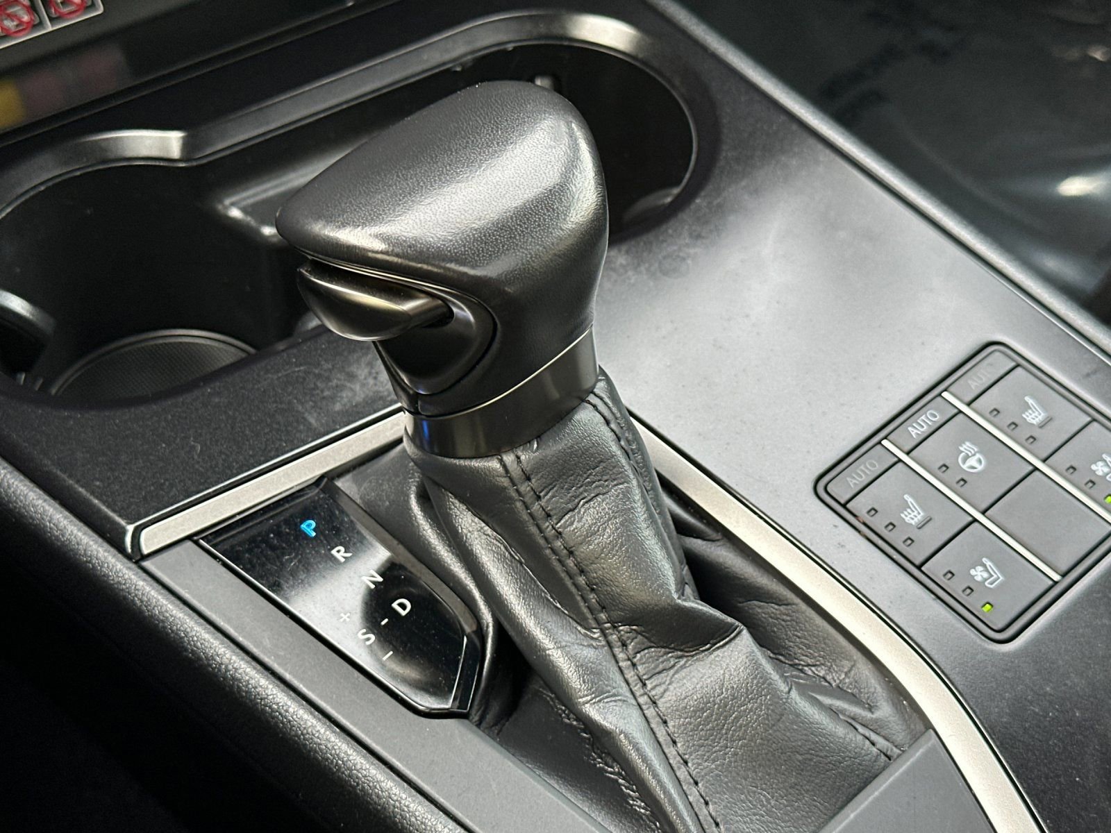 Used 2024 Lexus UX 250h FWD w/ Premium Package image 23