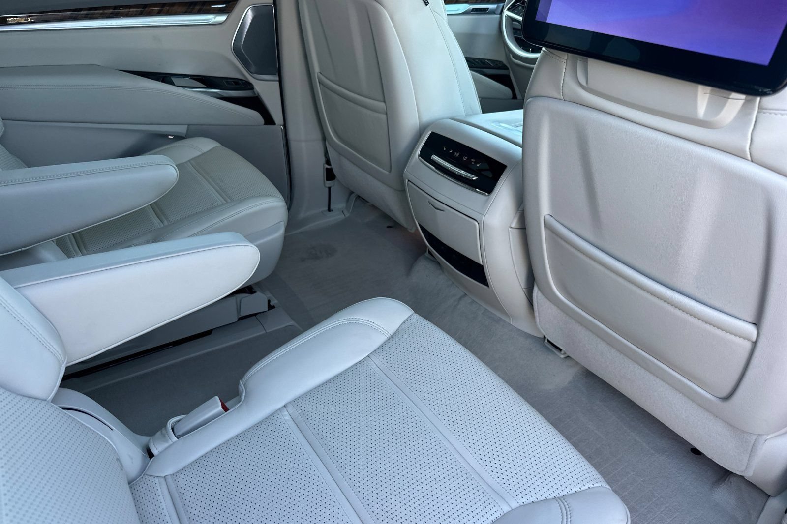 Certified 2025 Cadillac Escalade ESV Premium Luxury Platinum AWD/4WD image 19