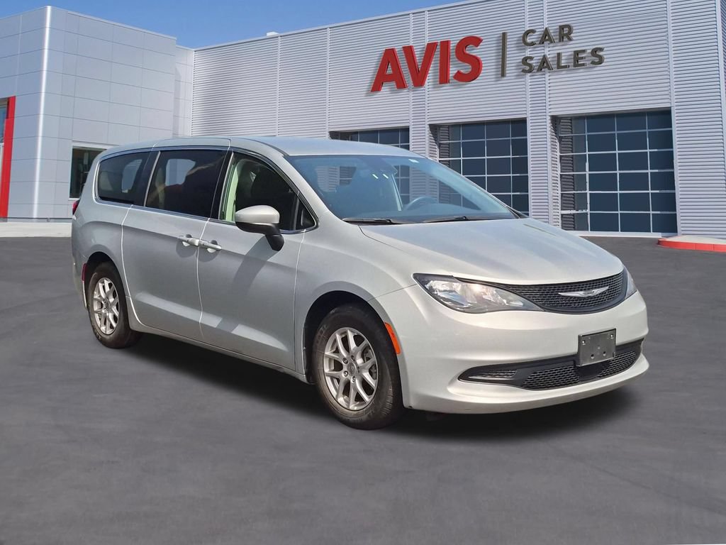 Used 2023 Chrysler Voyager LX FWD image 3