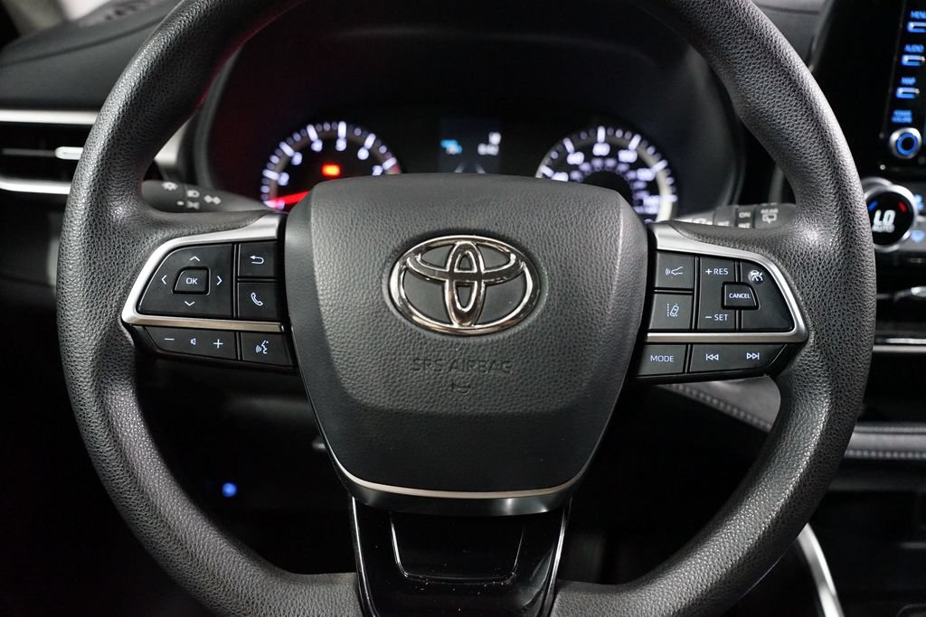 Used 2021 Toyota Highlander L FWD image 12