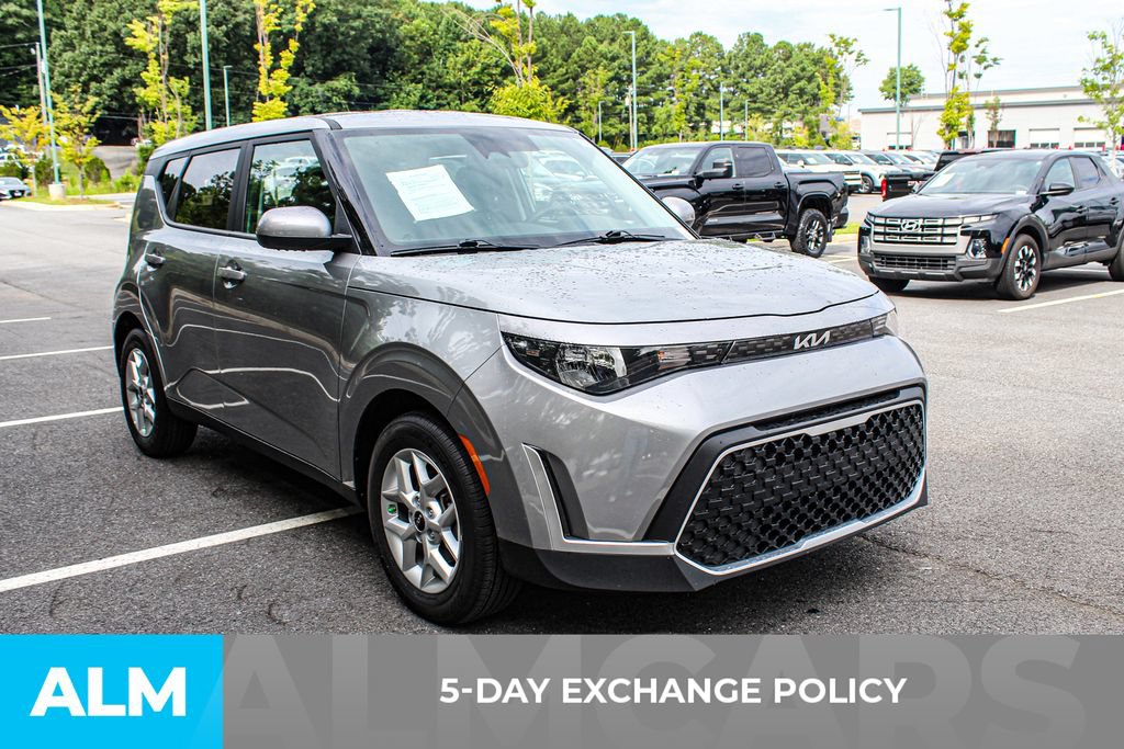 Used 2025 Kia Soul LX w/ LX Technology Package FWD image 3
