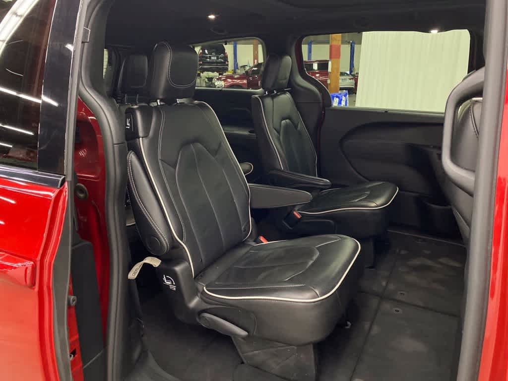 Used 2025 Chrysler Pacifica Limited FWD image 16