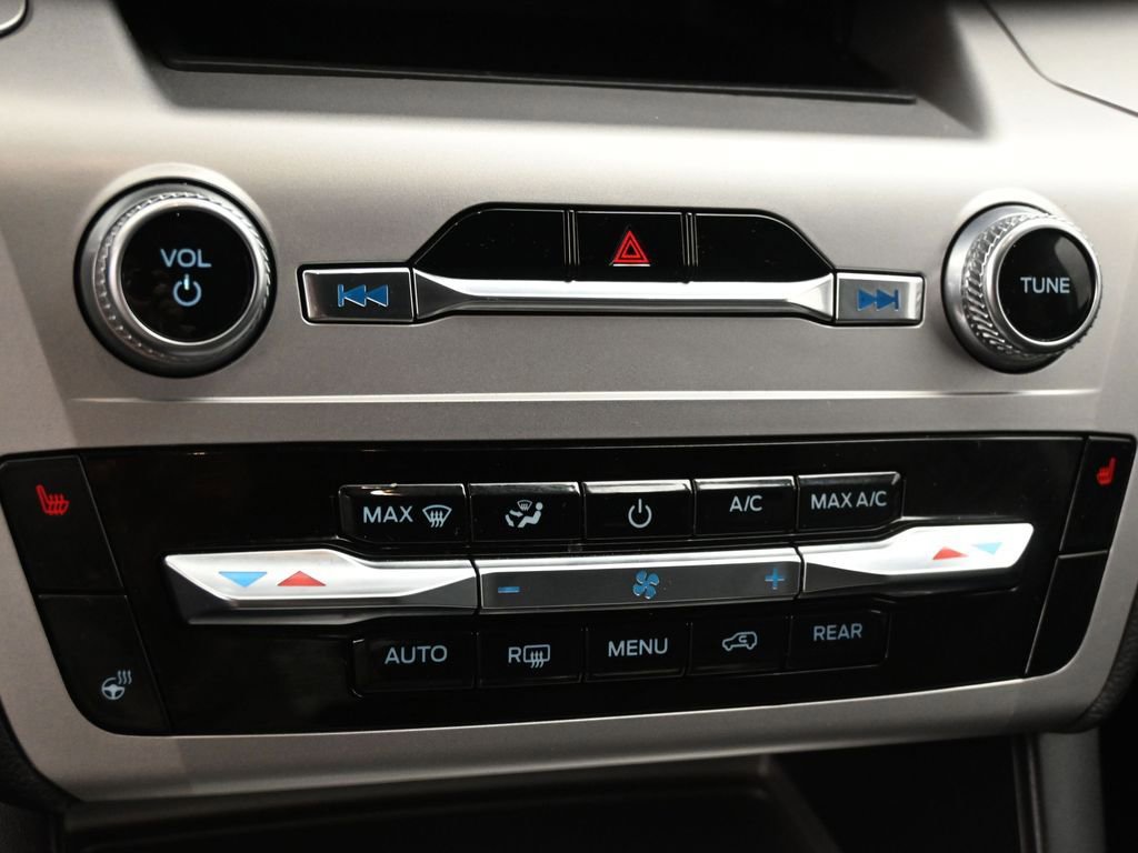 Used 2022 Ford Explorer XLT w/ Equipment Group 202A image 16