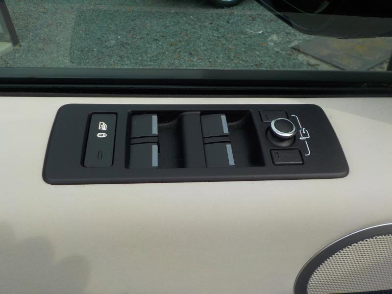 Used 2017 Land Rover Discovery HSE image 11