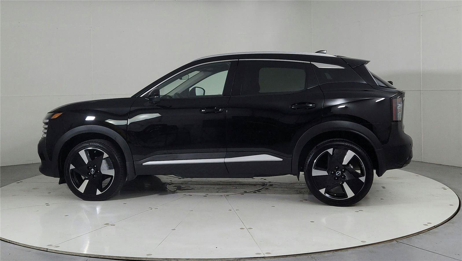 Certified 2025 Nissan Kicks SR FWD image 4