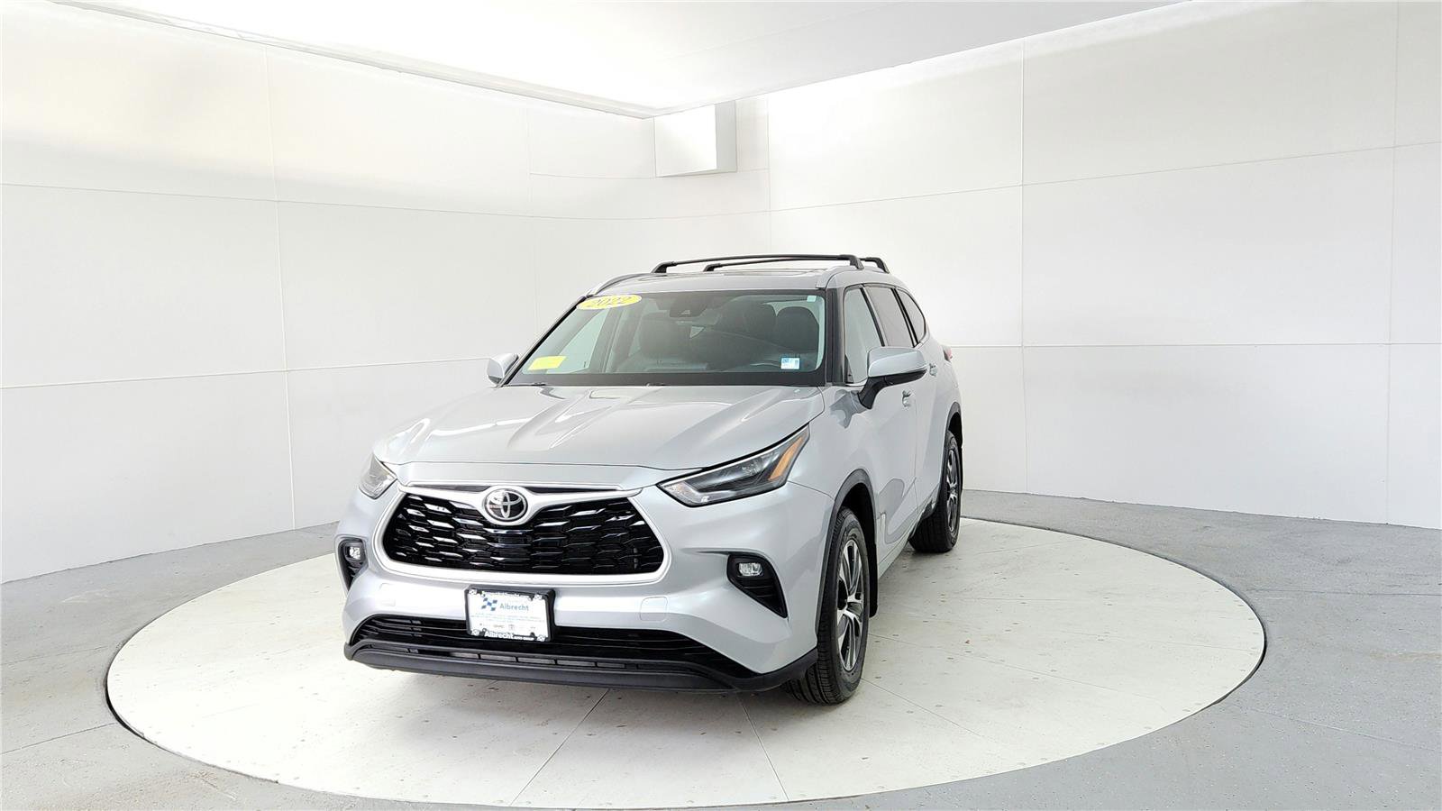 Used 2022 Toyota Highlander XLE image 2