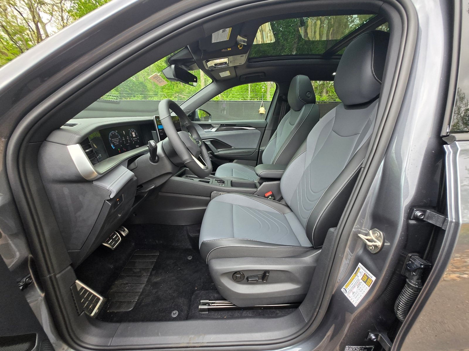 New 2026 Volkswagen Tiguan SE R-Line FWD image 16