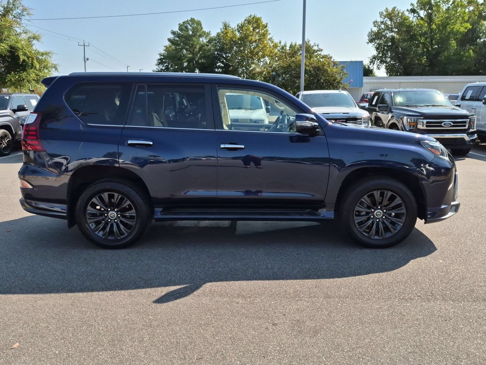 Used 2022 Lexus GX 460 Premium w/ Accessory Package AWD/4WD image 2