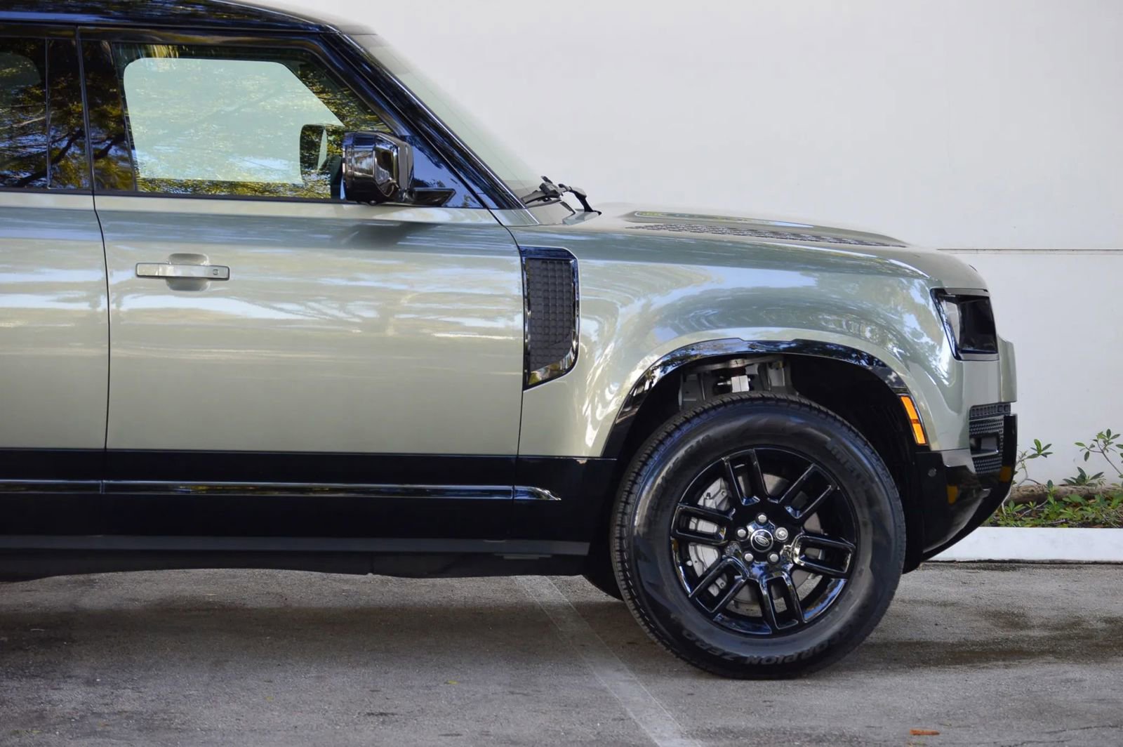 Used 2025 Land Rover Defender 110 X-Dynamic SE image 17