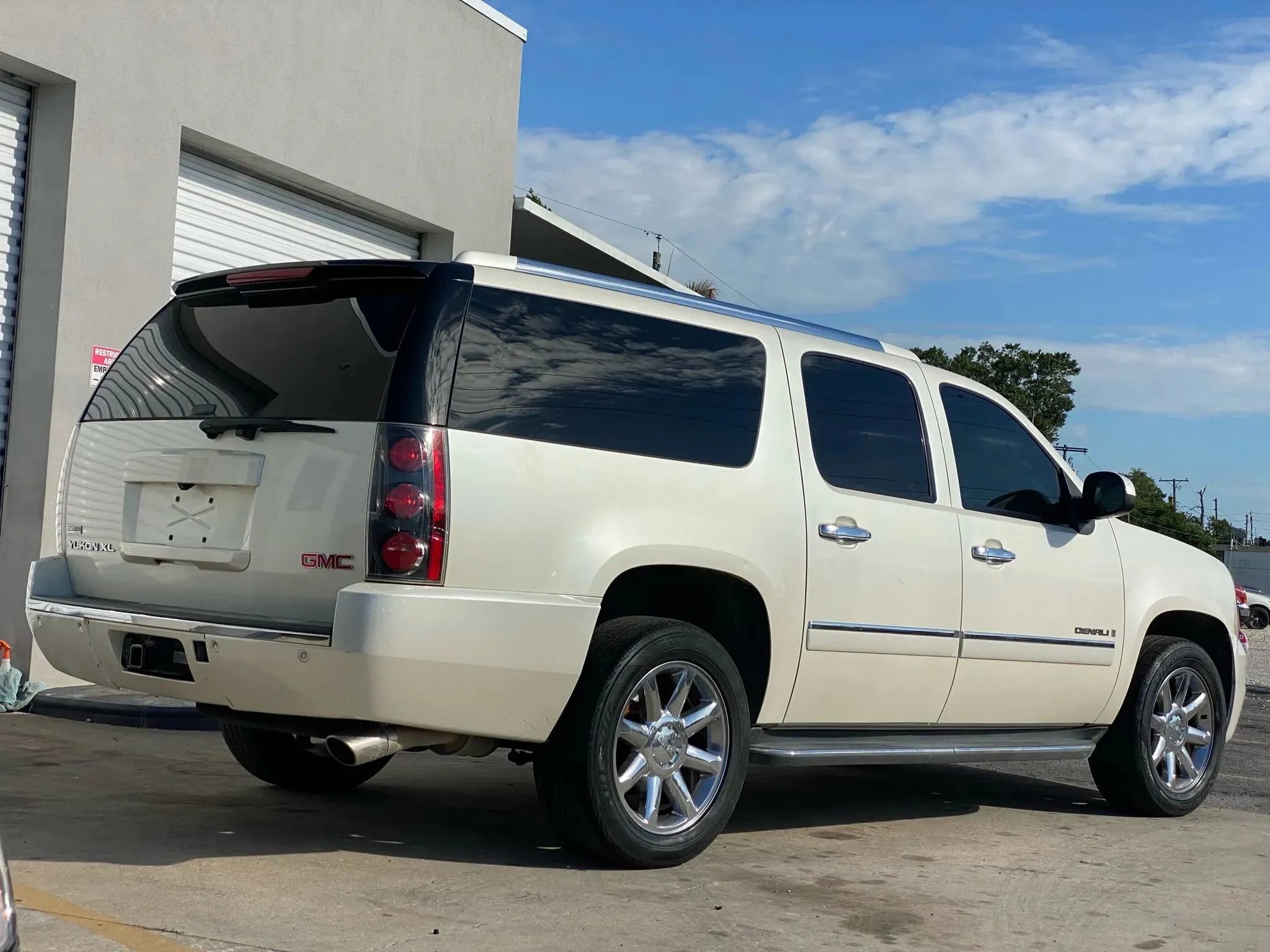 Used 2009 GMC Yukon XL Denali AWD/4WD image 3