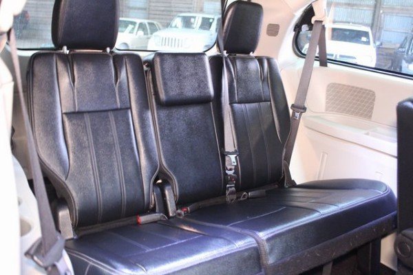 Used 2016 Chrysler Town & Country Touring image 15