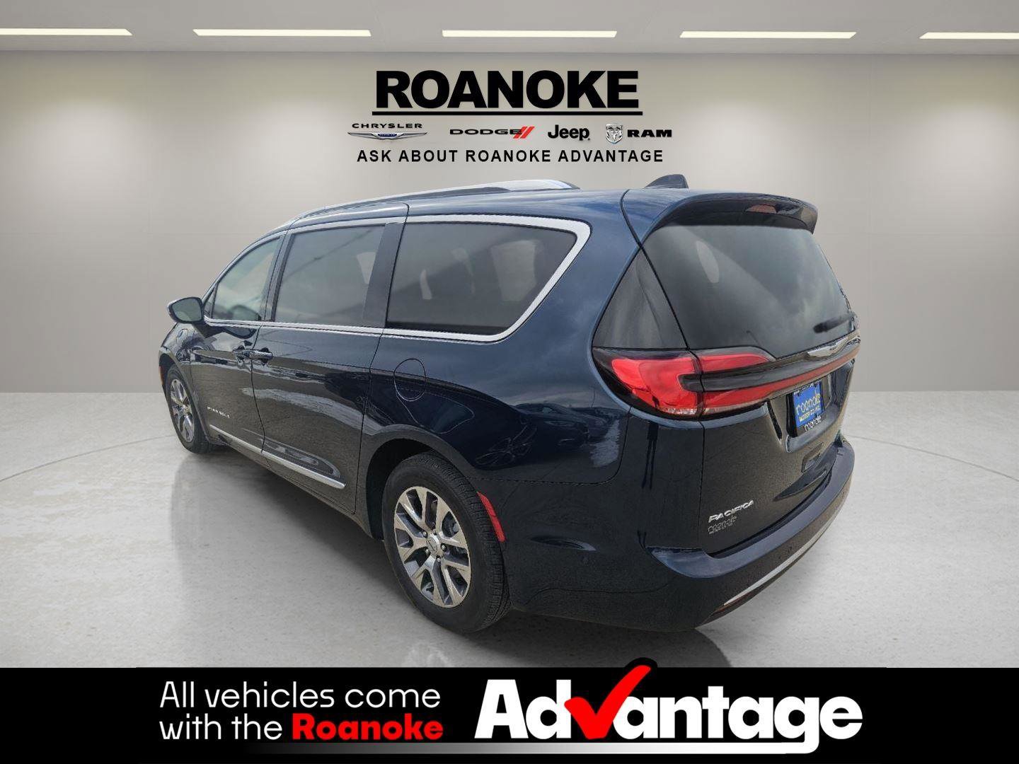 Used 2025 Chrysler Pacifica Pinnacle image 5