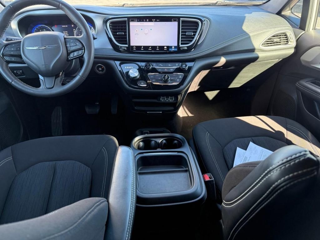 Used 2023 Chrysler Pacifica Touring image 12
