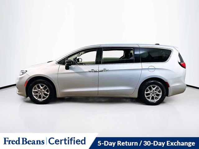 Used 2024 Chrysler Pacifica Touring-L image 4