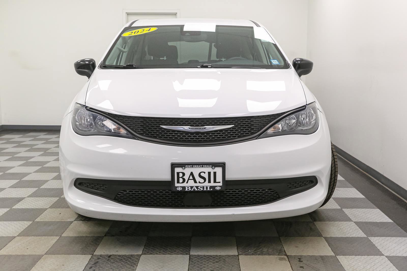 Used 2024 Chrysler Voyager LX image 3