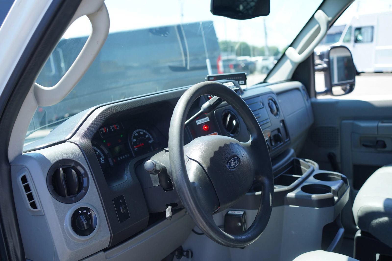 Used 2013 Ford E-350 and Econoline 350 Super Duty RWD image 29