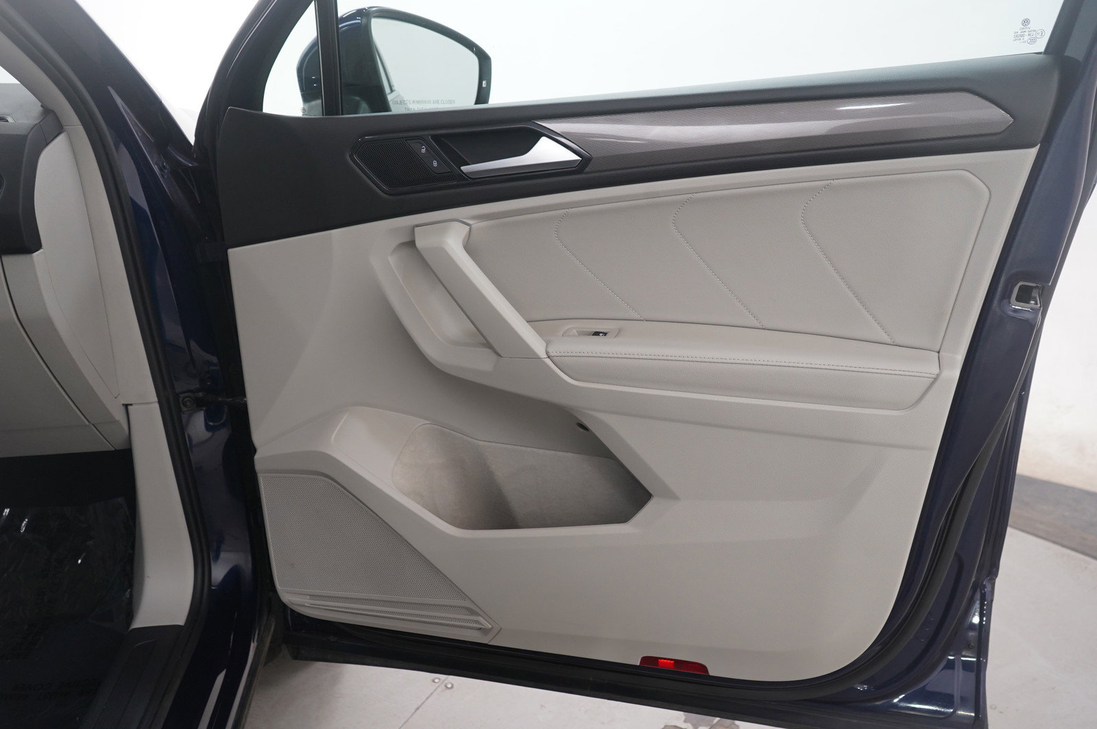 Used 2023 Volkswagen Tiguan SE AWD/4WD image 9