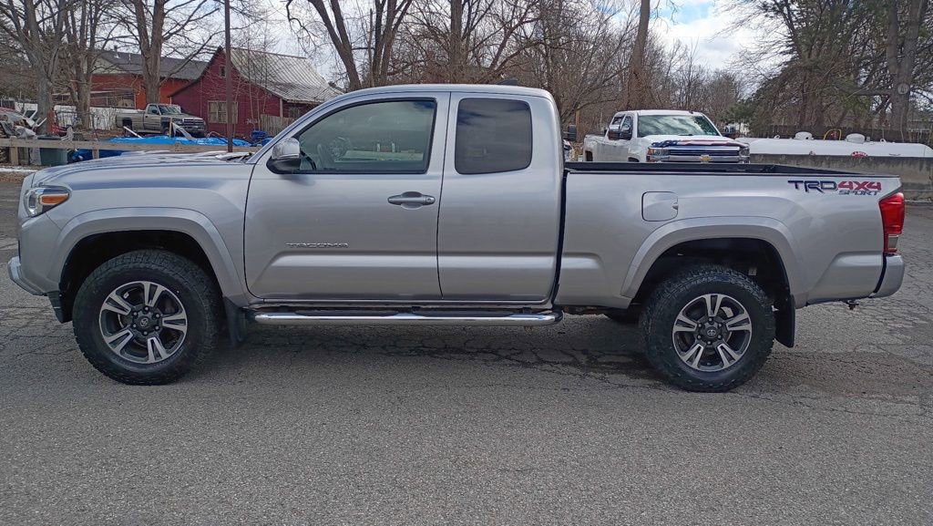 Used 2017 Toyota Tacoma TRD Sport w/ Premium & Technology Package image 2