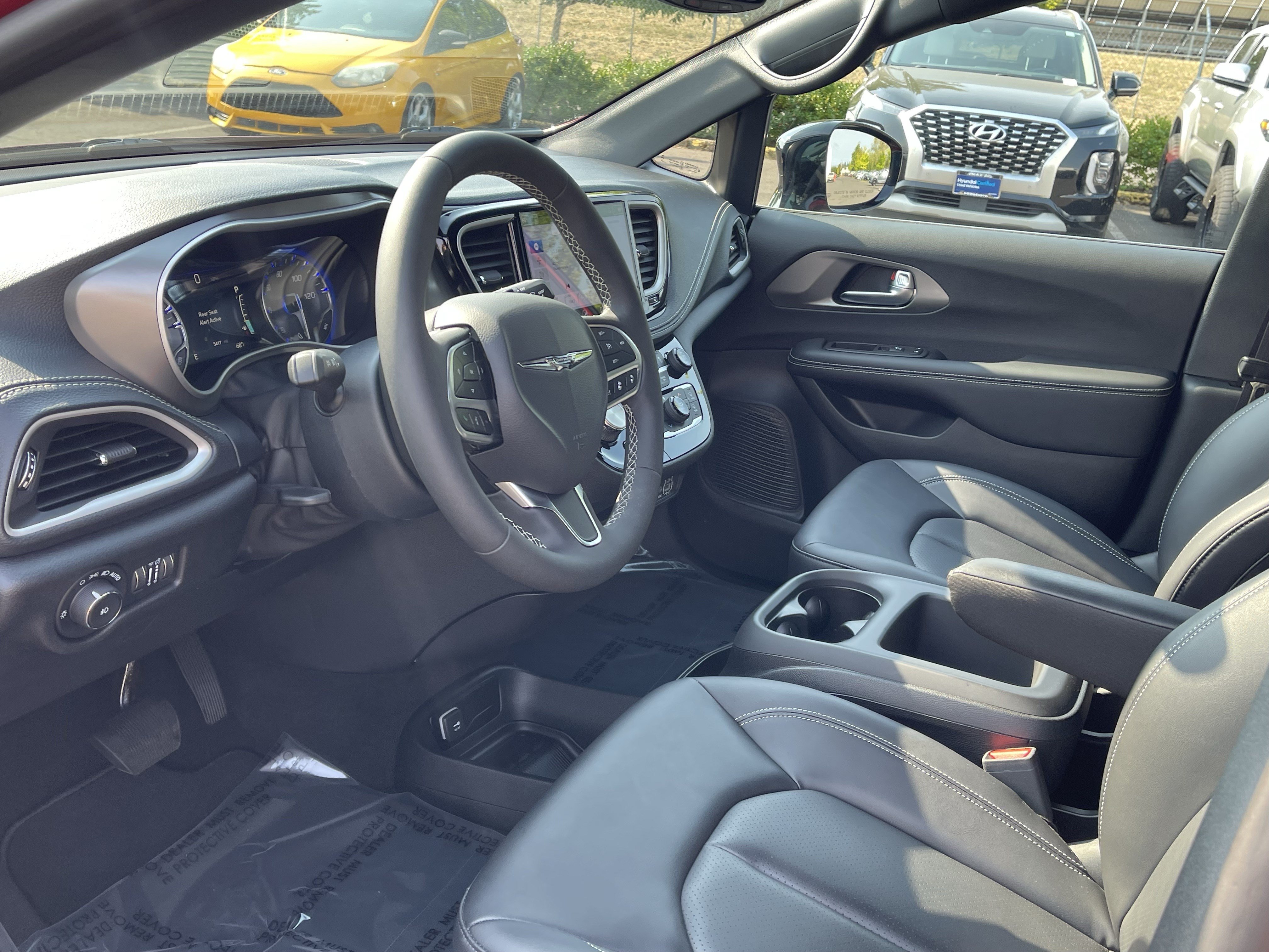 Used 2025 Chrysler Pacifica Select AWD/4WD image 10