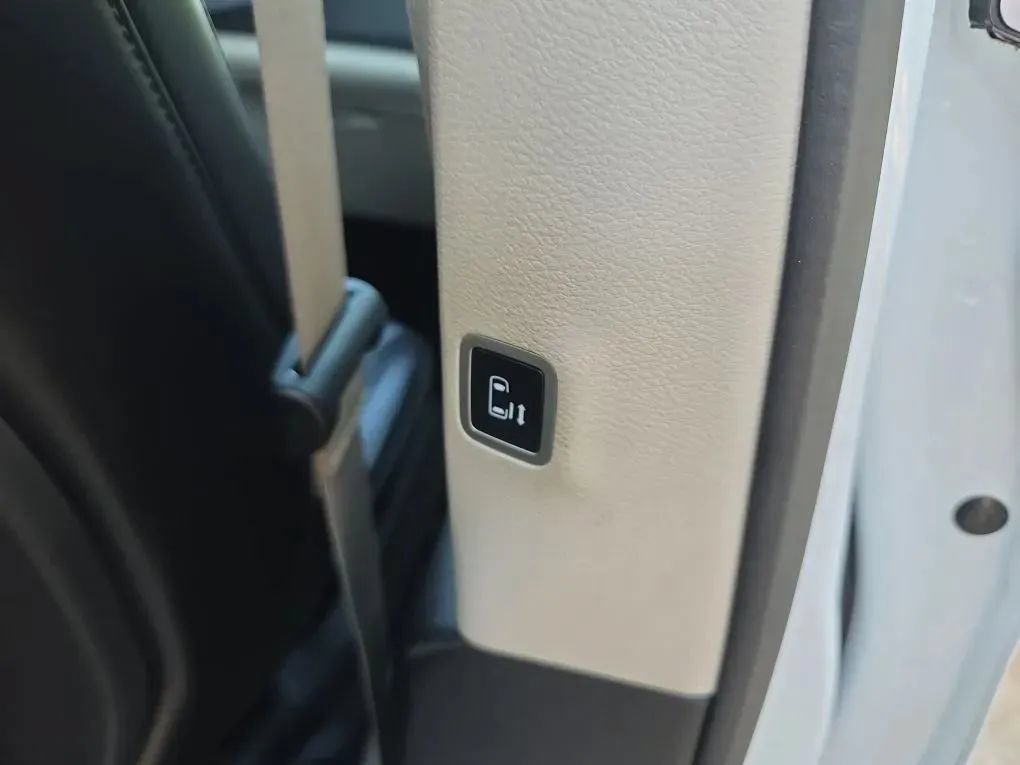 Used 2023 Chrysler Pacifica Touring-L FWD image 44