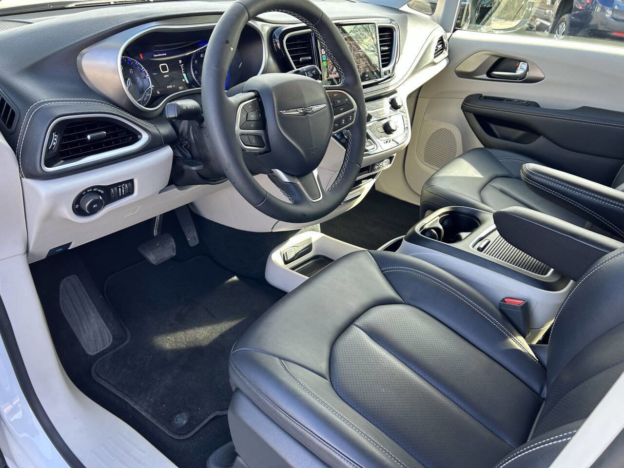 Used 2024 Chrysler Pacifica Touring-L image 22