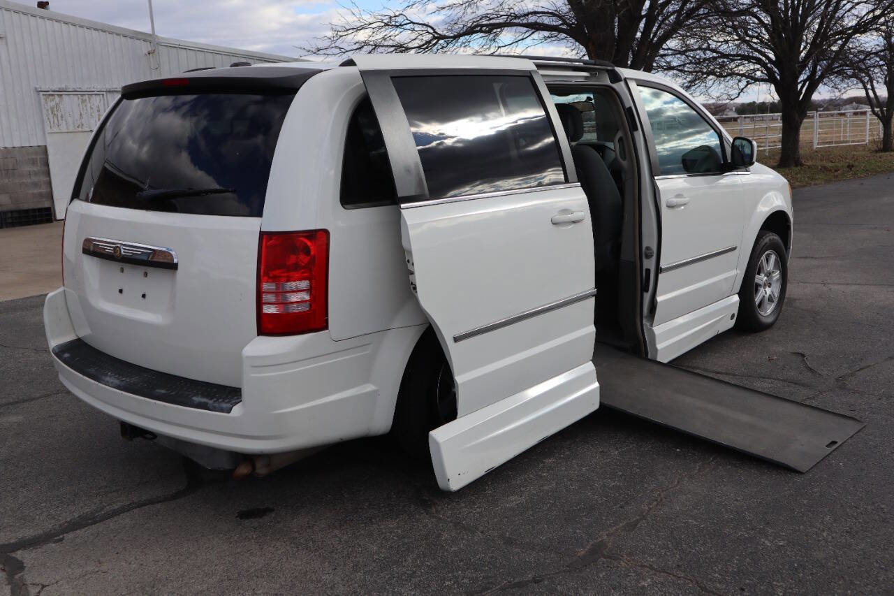 Used 2010 Chrysler Town & Country Touring image 6
