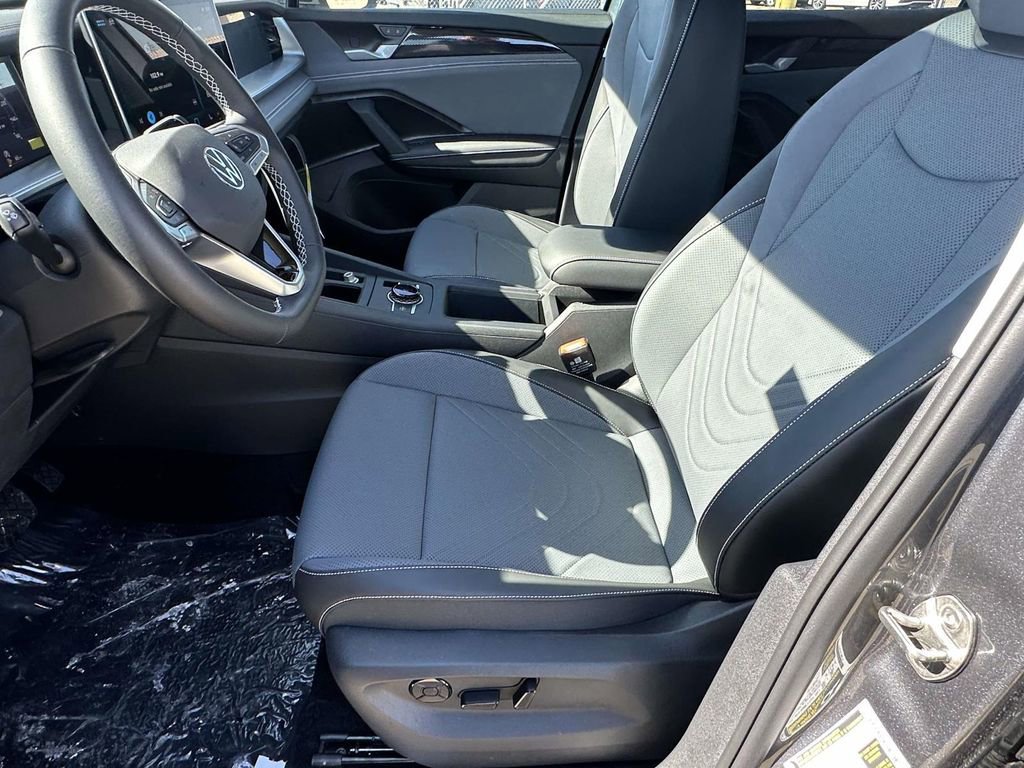New 2025 Volkswagen Tiguan SE FWD image 16
