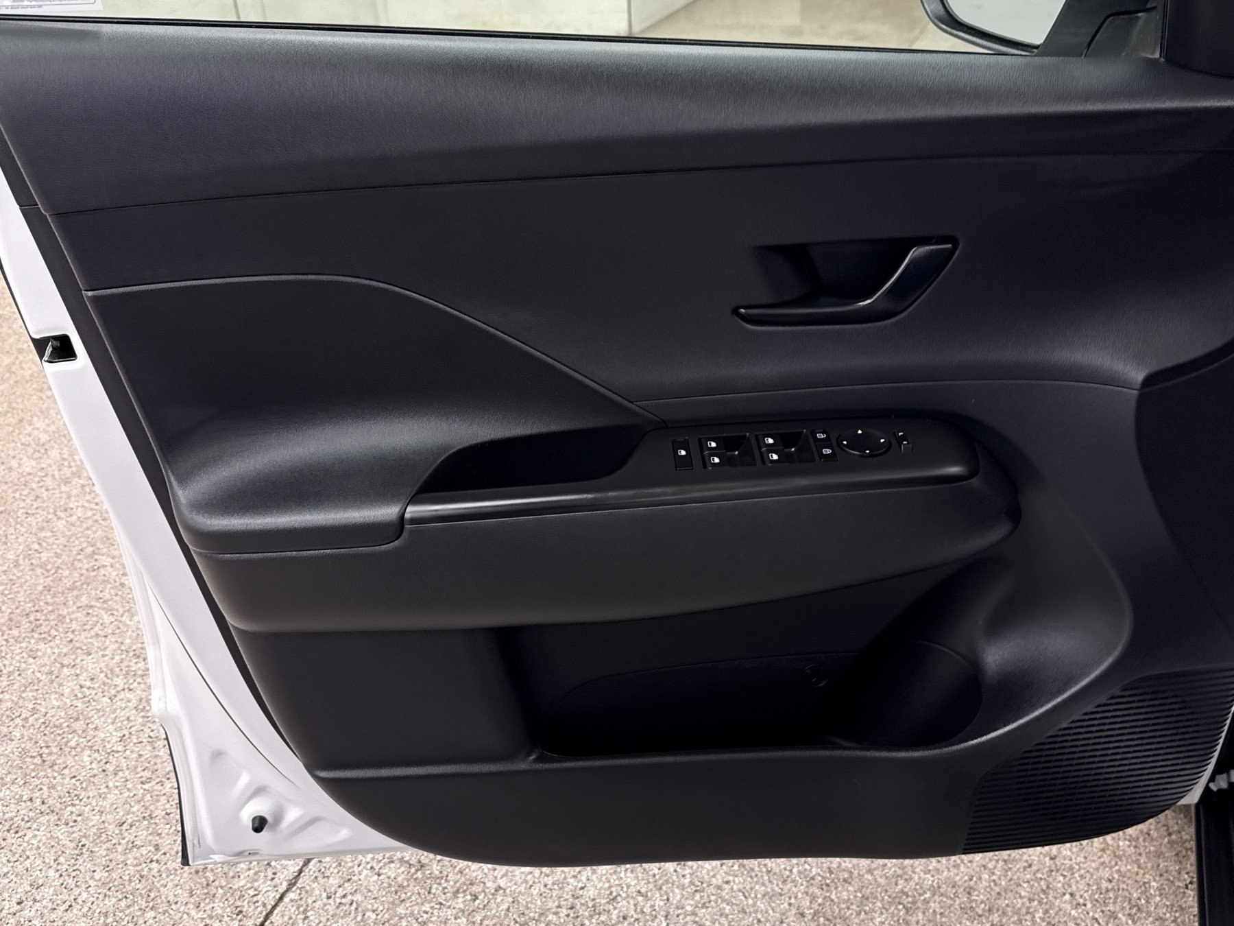 Used 2025 Hyundai Kona SEL image 3