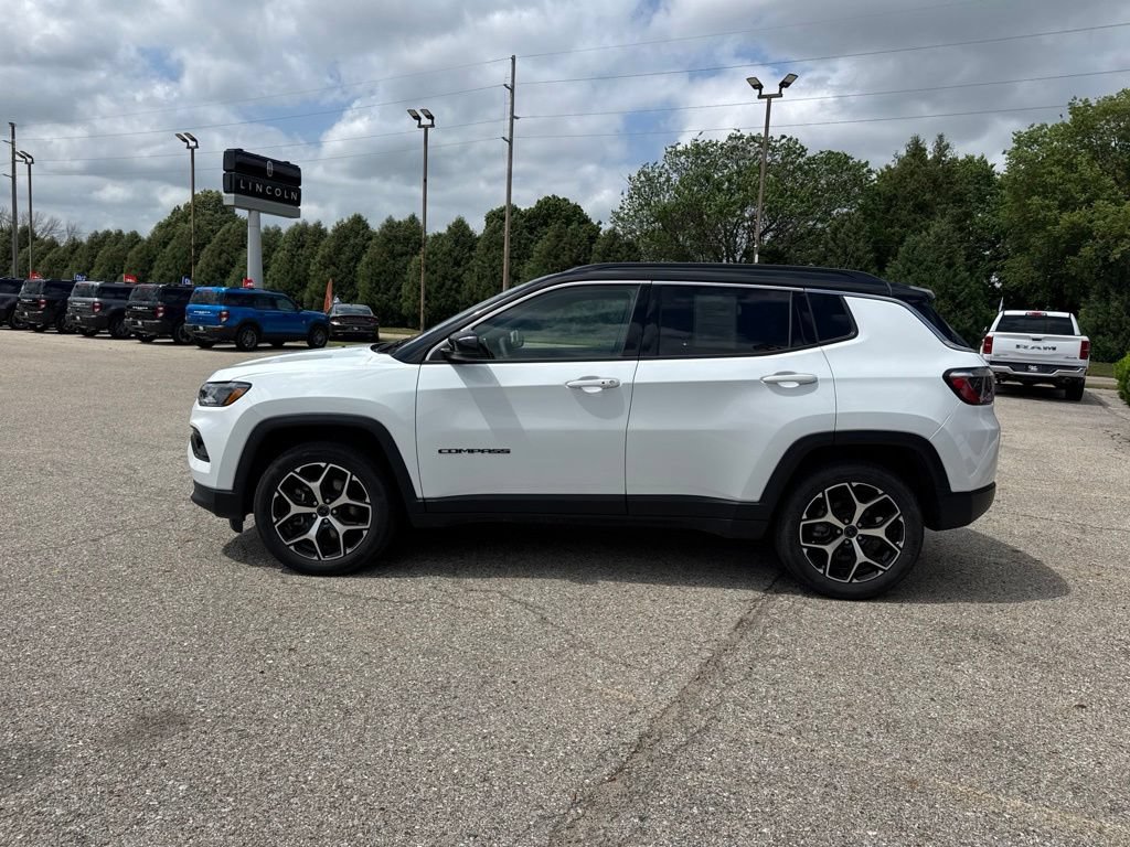 Used 2025 Jeep Compass Limited AWD/4WD image 4
