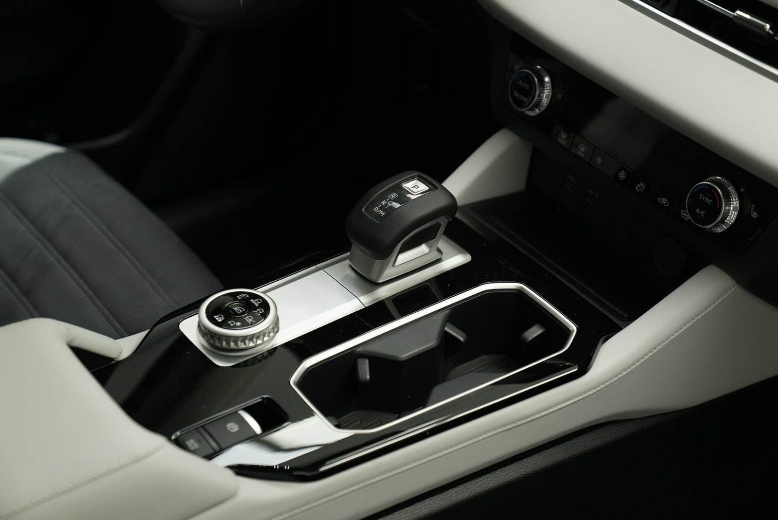 Used 2025 Mitsubishi Outlander SE image 39