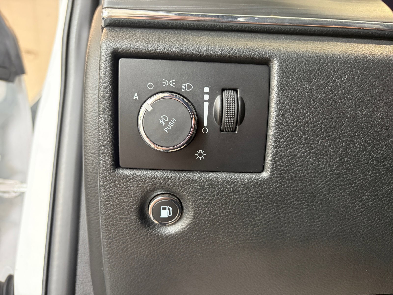 Used 2022 Jeep Grand Cherokee Limited image 24