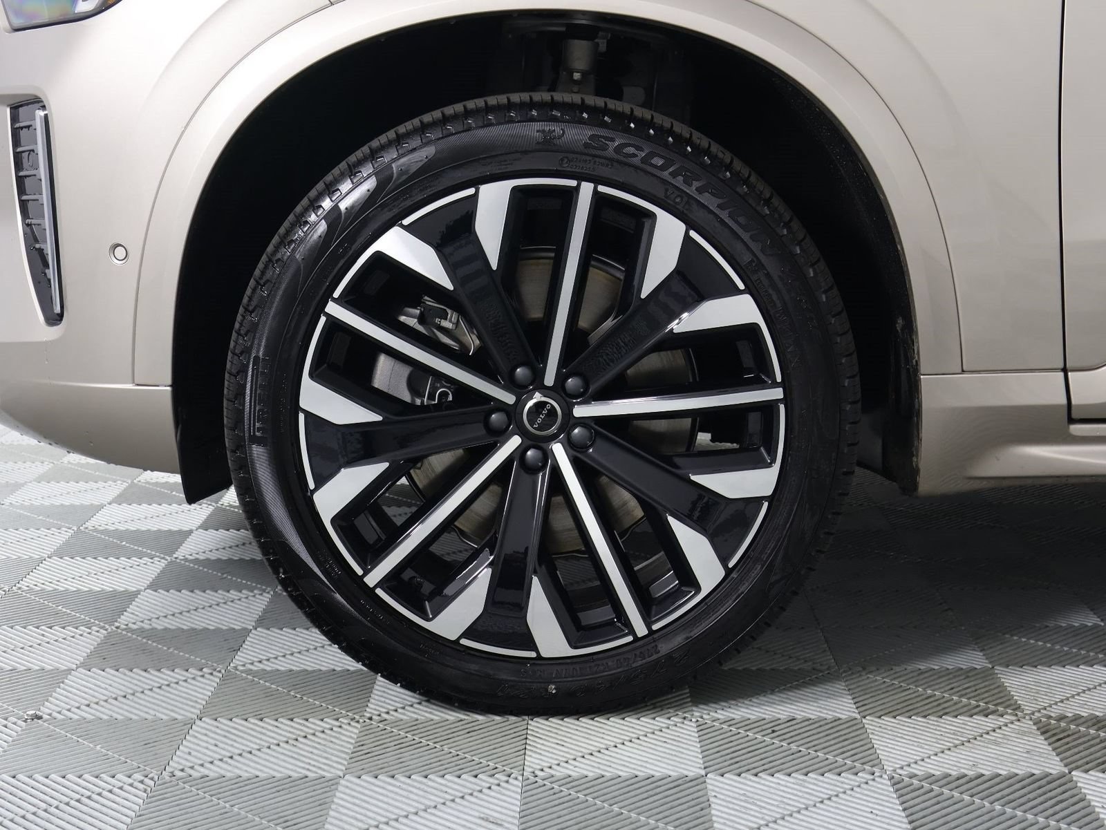 New 2026 Volvo XC90 T8 Plus w/ Protection Package Premier AWD/4WD image 13