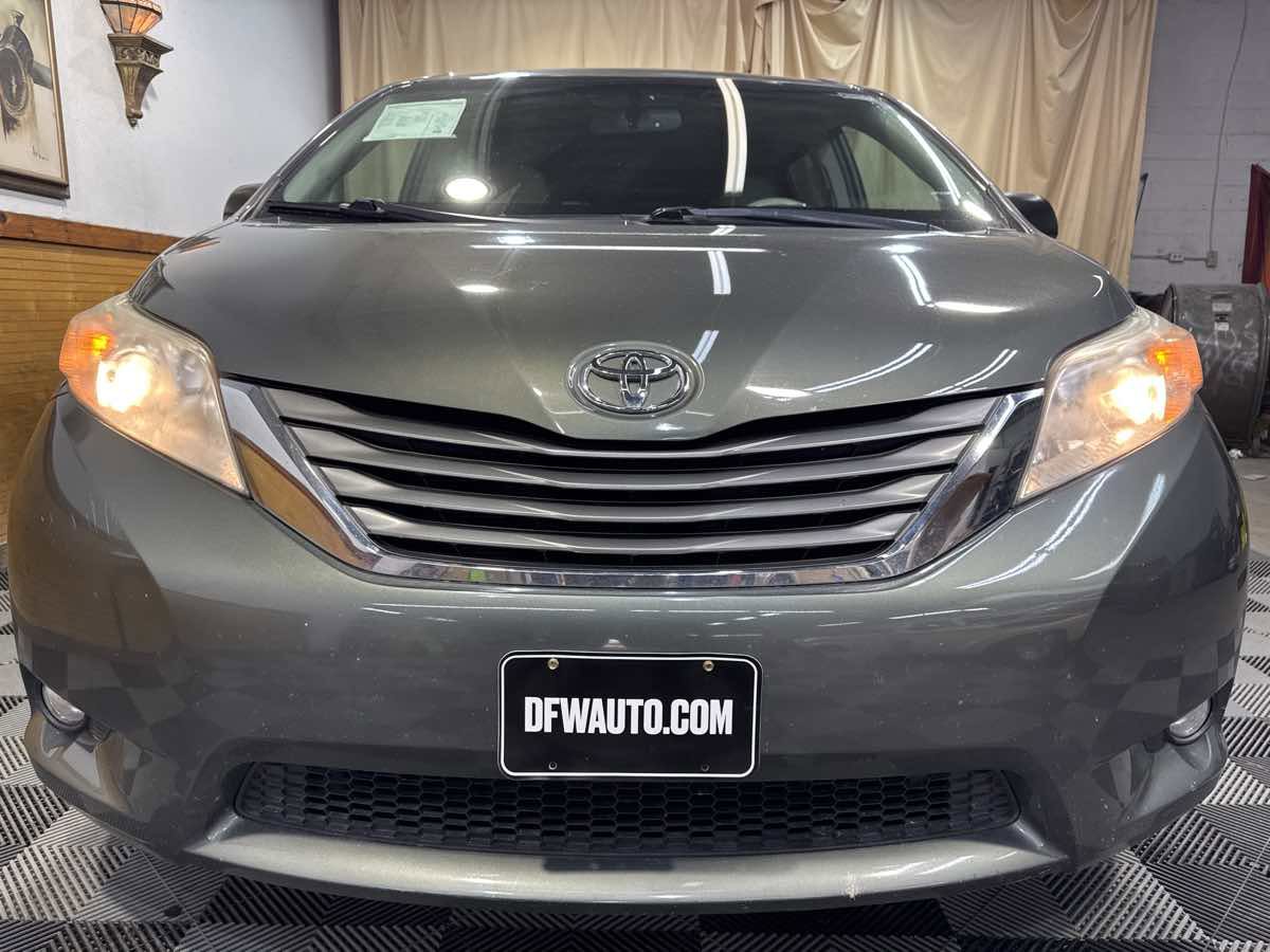 Used 2012 Toyota Sienna XLE w/ XLE Navigation Pkg FWD image 3
