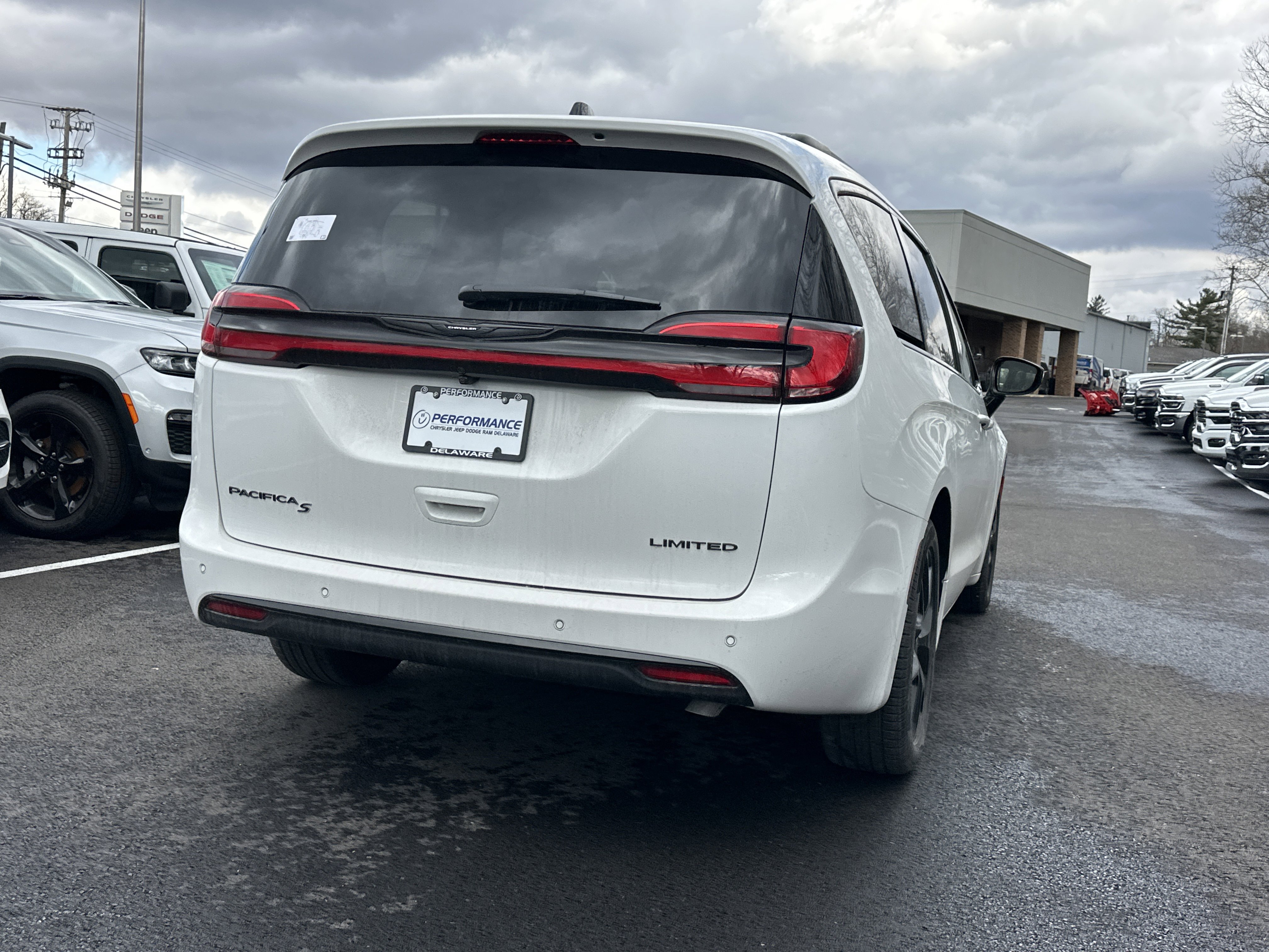 New 2026 Chrysler Pacifica Limited w/ S Appearance Package FWD image 17