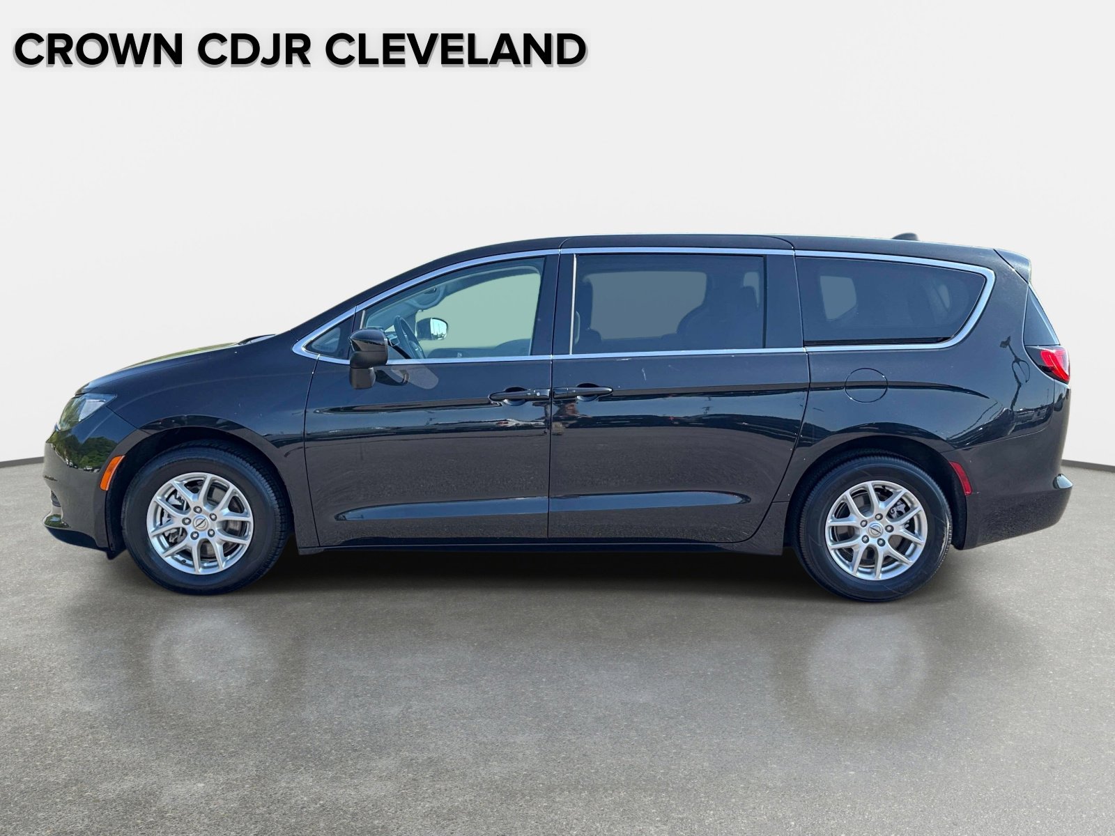 Used 2023 Chrysler Voyager LX FWD image 7