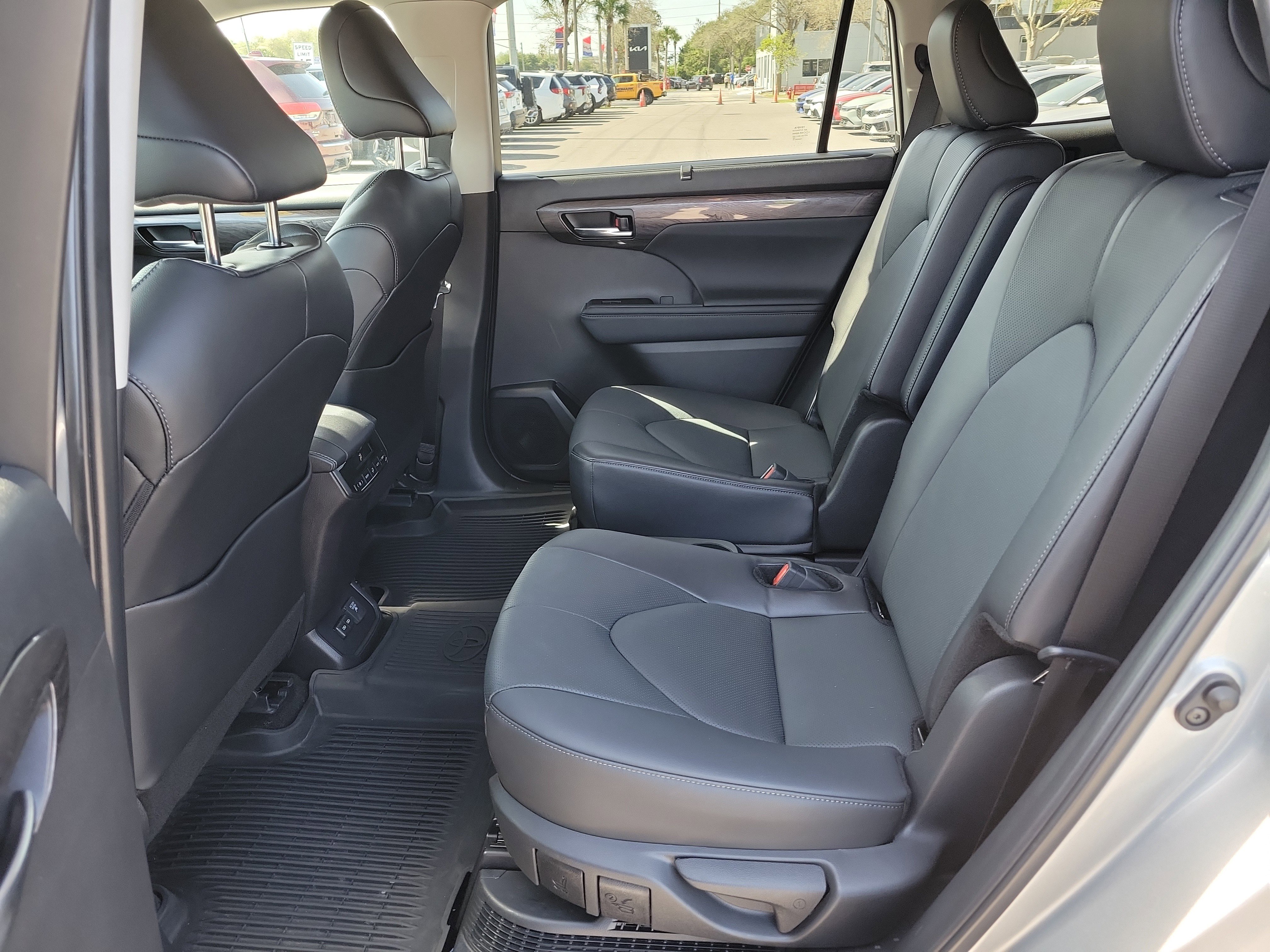 Used 2024 Toyota Highlander Limited image 16