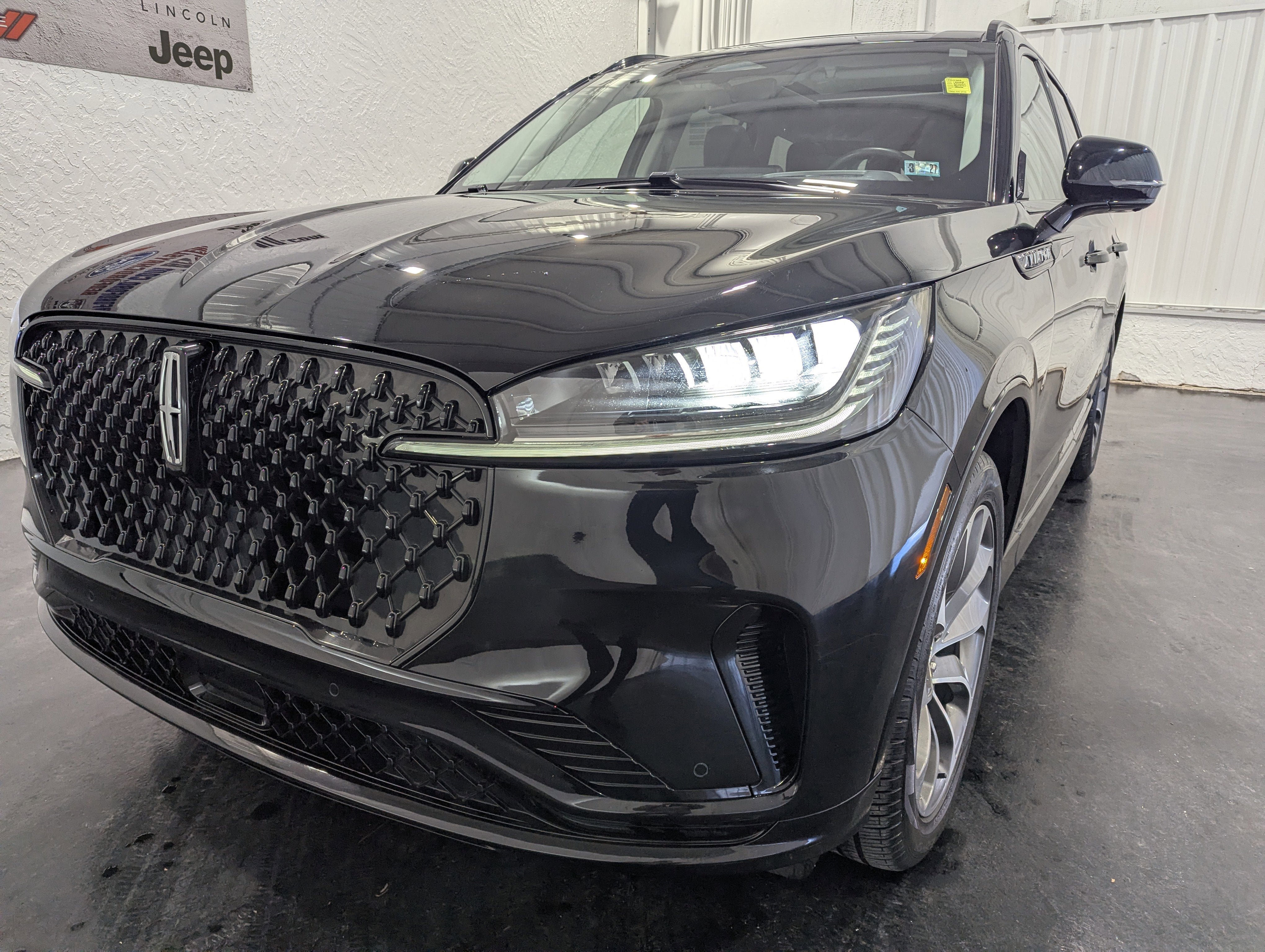 Used 2025 Lincoln Aviator AWD w/ Jet Appearance Package image 3