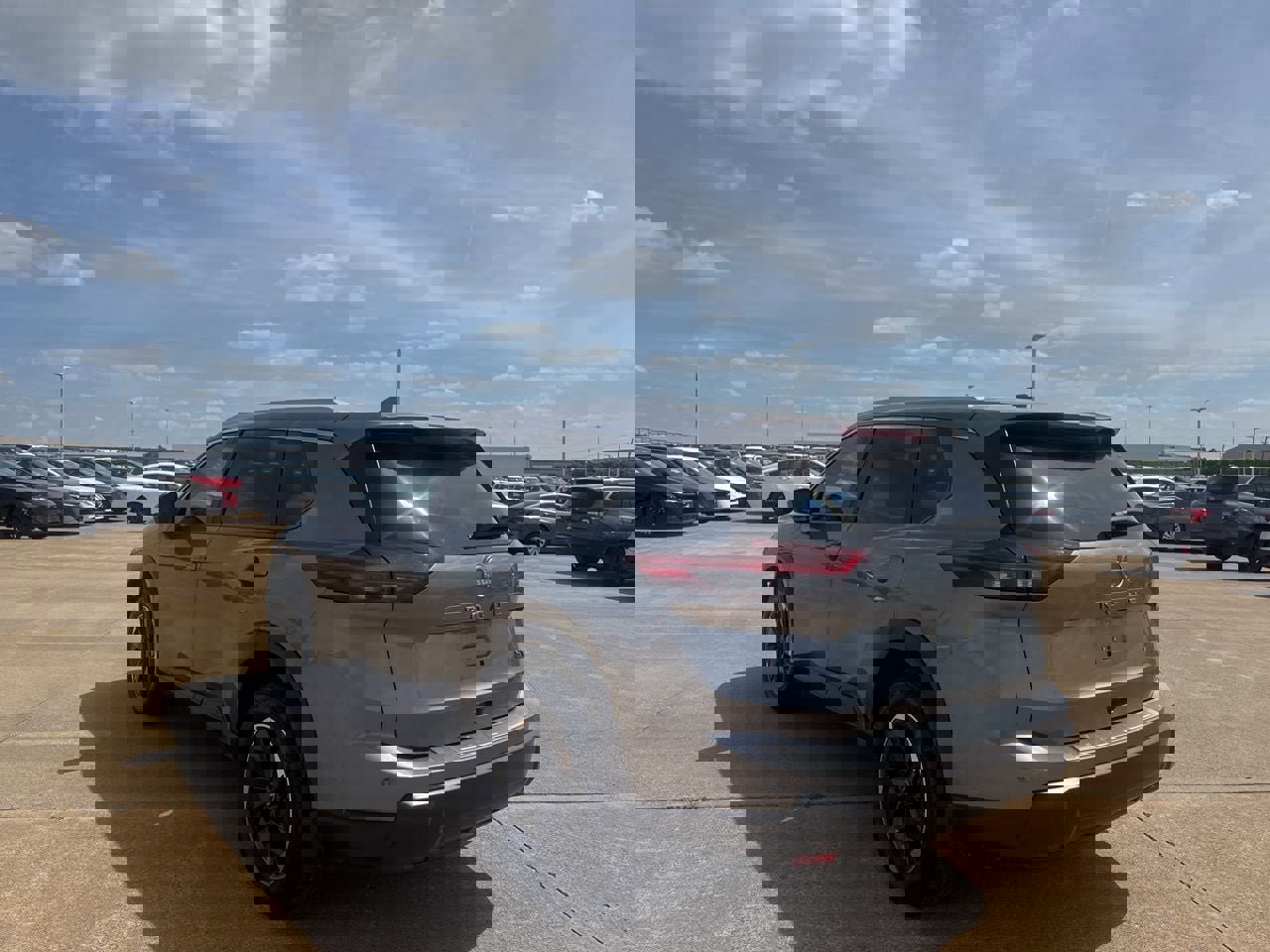 Used 2024 Nissan Rogue SV w/ SV Premium Package image 15