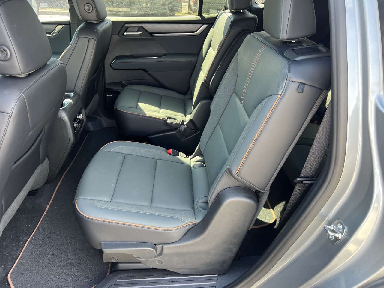 Used 2026 GMC Acadia AT4 w/ Luxury Package AWD/4WD image 9