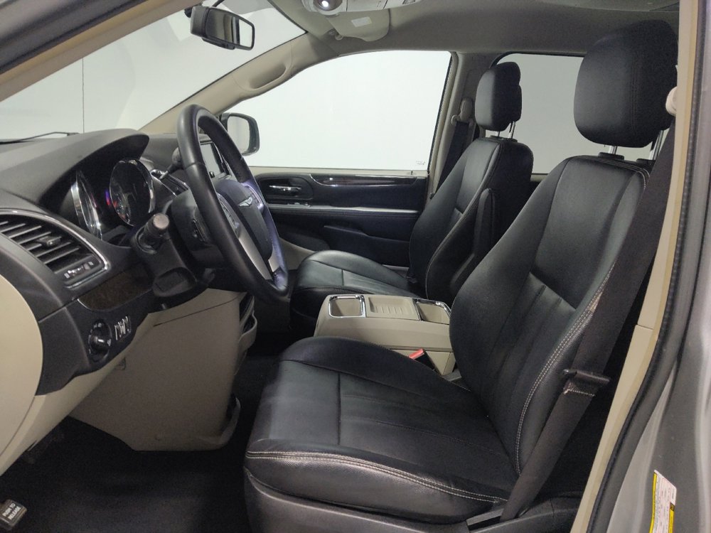 Used 2016 Chrysler Town & Country Touring image 17