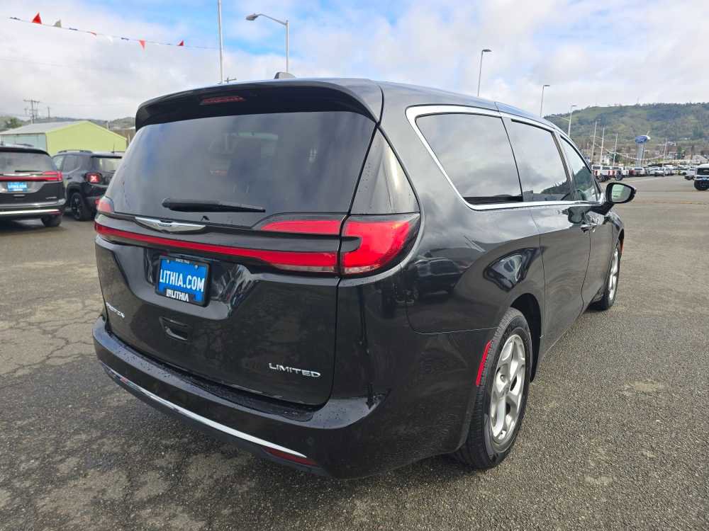 Used 2024 Chrysler Pacifica Limited image 5